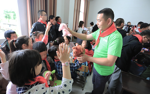 “六一微心愿，愛心暖童心”湘江電纜攜手村長李銳愛心傳遞 點亮未來