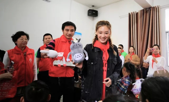“六一微心愿，愛心暖童心”湘江電纜攜手村長李銳愛心傳遞 點亮未來