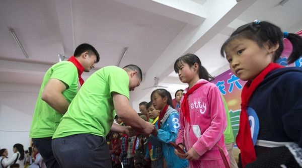“六一微心愿，愛心暖童心”湘江電纜攜手村長李銳愛心傳遞 點亮未來