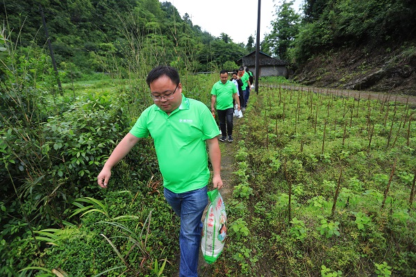 “六一微心愿，愛心暖童心”湘江電纜攜手村長李銳愛心傳遞 點亮未來