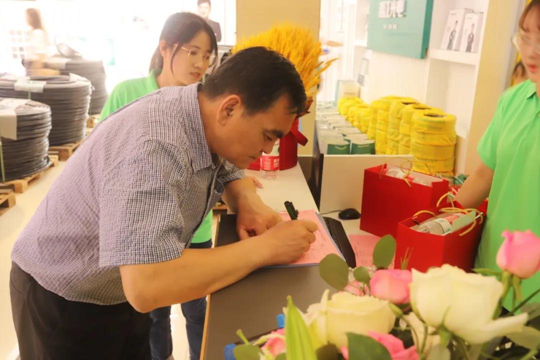 連通世界 點亮未來?。∠娼娎|集團(tuán)武漢旗艦店開業(yè)慶典盛大舉行！